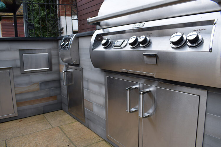 Modern Outdoor Kitchen