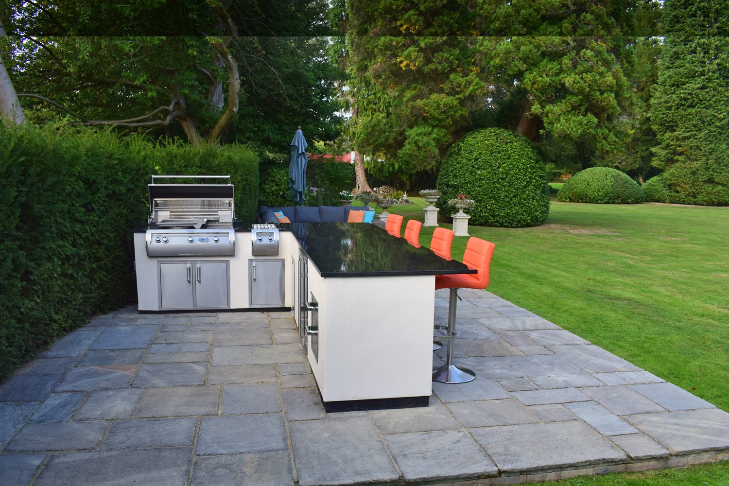 Contemporary Outdoor Kitchen